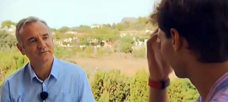 Rafa Nadal con Nacho Calvo en el reportaje Rafa Nadal Tour 2014 de RTVE