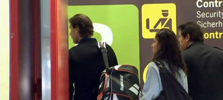 Rafa Nadal acompa�ado de su padre y su novia Xisca en el aeropuerto de Barcelona antes de volar hacia Abu Dhabi - Diciembre 2015