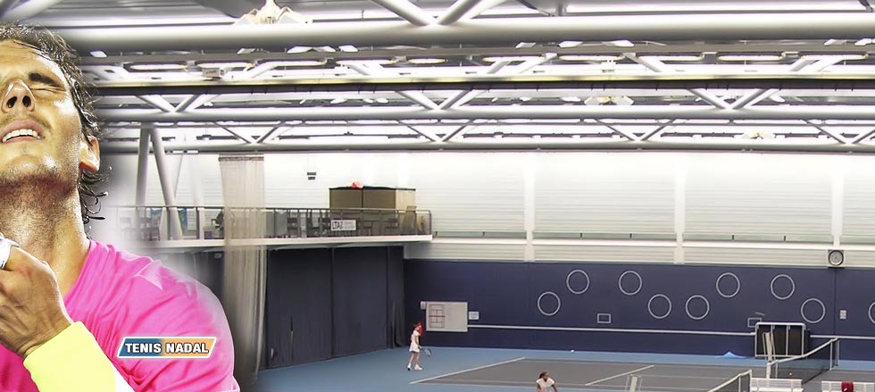 Rafa Nadal entrena en pista cubierta por consejo m�dico