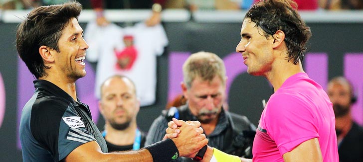 Saludo final de Nadal y Verdasco durante la exhibici�n Rafas Summer Set 2015