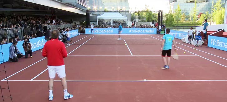 Instante en que Rafa Nadal peloteaba con dos participantes del evento en Distrito Telef�nica