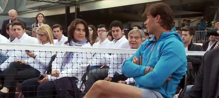 Rafa Nadal conversando con Conchita Mart�nez antes de comenzar el evento en Distrito Telef�nica