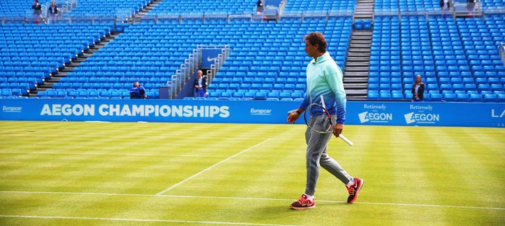 Rafa Nadal inspeccionando el c�sped de la pista central del torneo de Queens 2015