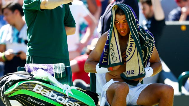 Rafa Nadal en un descanso de su partido contra Thomaz Bellucci en su debut en Wimbledon 2015