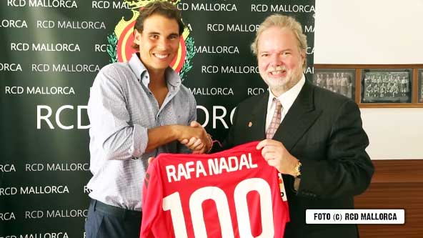 Nadal recibiendo la camiseta con el 100 de su equipo de f�tbol, el Real Mallorca