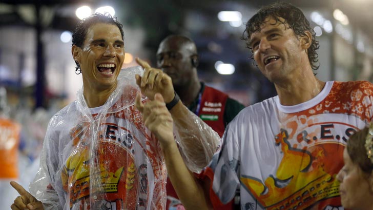 Rafa Nadal desfilando con Guga Kuerten en el Carnaval de R�o de Janeiro 2015