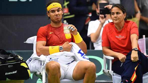 Nadal conversa con su capitana Conchita Mart�nez durante su partido contra Torpegaard en Copa Davis Espa�a-Dinamarca 2015