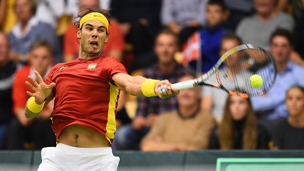 Rafa Nadal durante un punto del partido contra Mikael Torpegaard en Copa Davis Espa�a-Dinamarca 2015